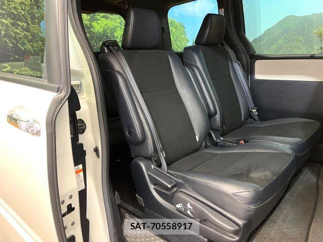 Toyota NOAH HYBRID 2018-03 5874214-8