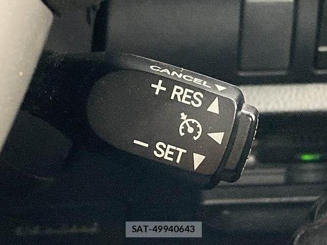 Toyota NOAH HYBRID 2018-10 5874211-10