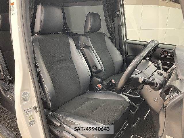 Toyota NOAH HYBRID 2018-10 5874211-4