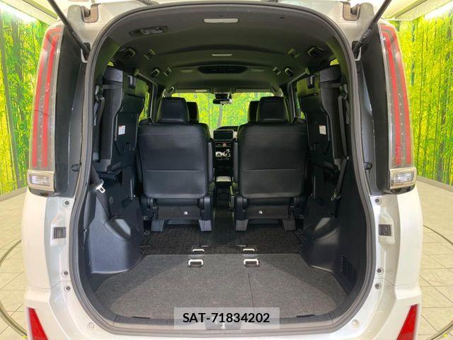 Toyota NOAH HYBRID 2018-03 5874208-10