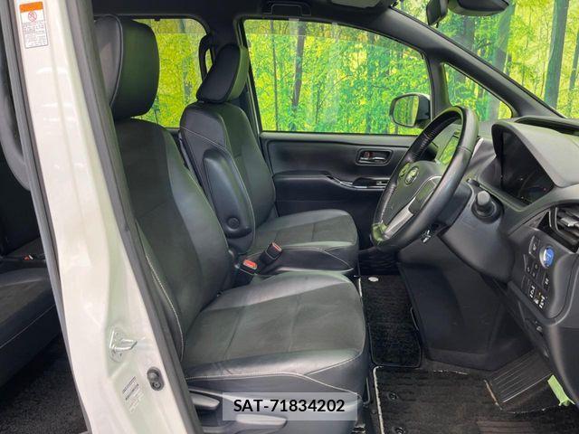 Toyota NOAH HYBRID 2018-03 5874208-7