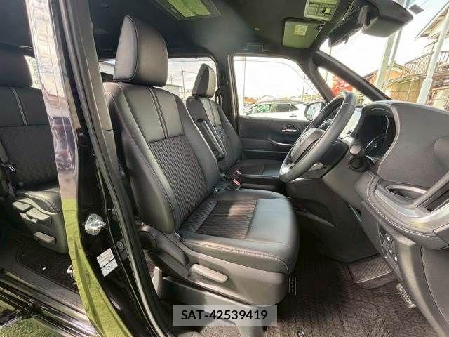 Toyota NOAH HYBRID 2023-01 6217788-11
