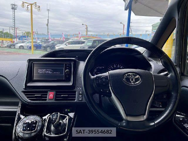 Toyota NOAH HYBRID 2017-09 6677238-1