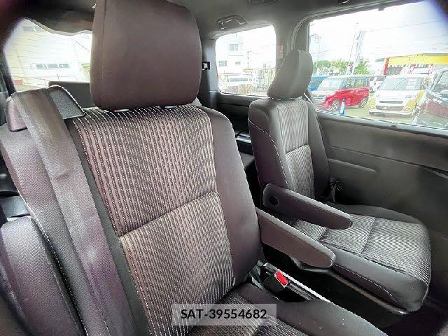 Toyota NOAH HYBRID 2017-09 6677238-3