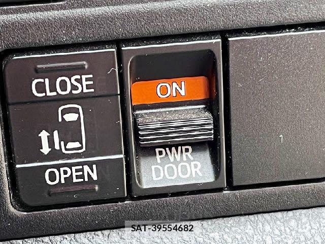 Toyota NOAH HYBRID 2017-09 6677238-5