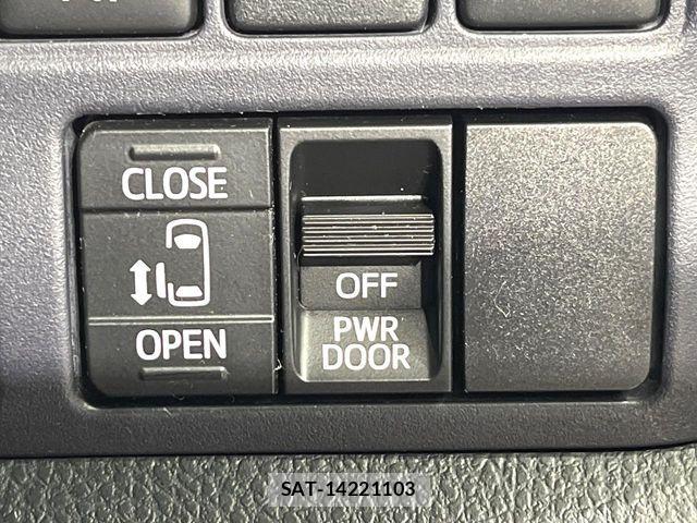 Toyota NOAH HYBRID 2016-02 6791371-5
