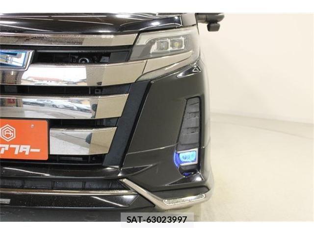 Toyota NOAH HYBRID 2017-08 6910413-14