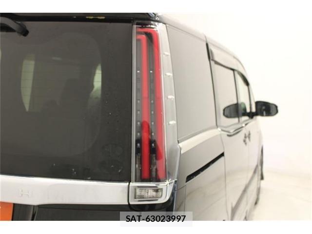 Toyota NOAH HYBRID 2017-08 6910413-18