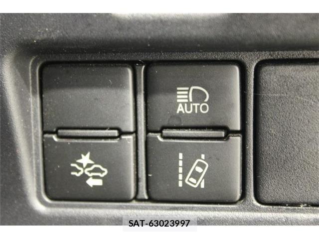 Toyota NOAH HYBRID 2017-08 6910413-3