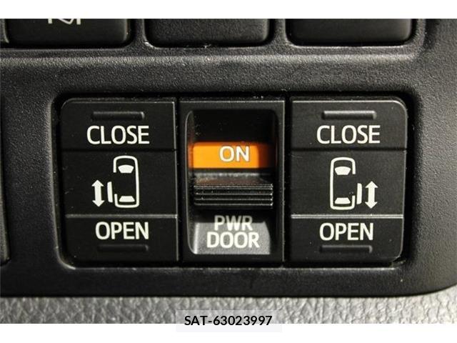 Toyota NOAH HYBRID 2017-08 6910413-4