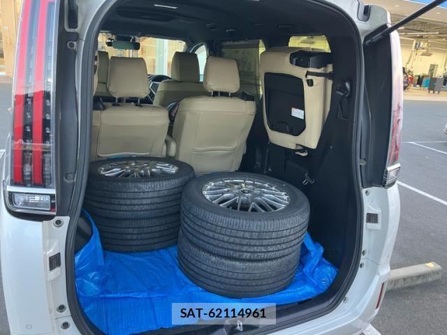 Toyota NOAH HYBRID 2019-05 6910421-12