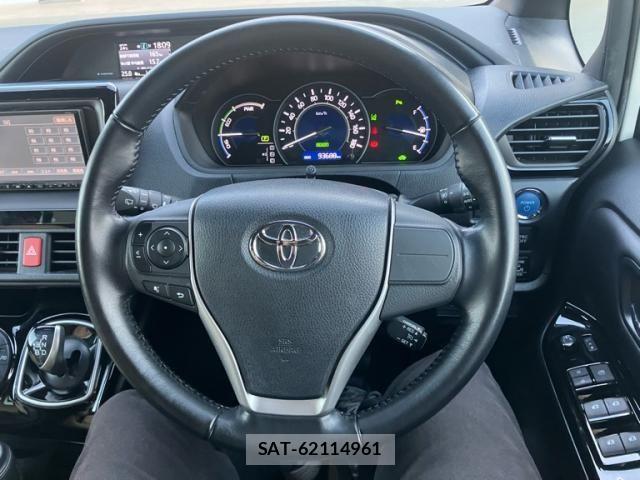 Toyota NOAH HYBRID 2019-05 6910421-22
