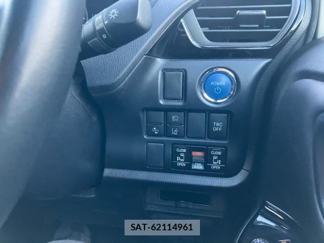 Toyota NOAH HYBRID 2019-05 6910421-23