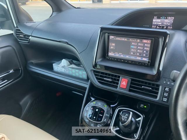 Toyota NOAH HYBRID 2019-05 6910421-24
