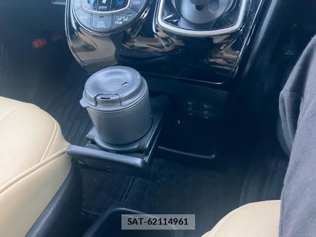 Toyota NOAH HYBRID 2019-05 6910421-27