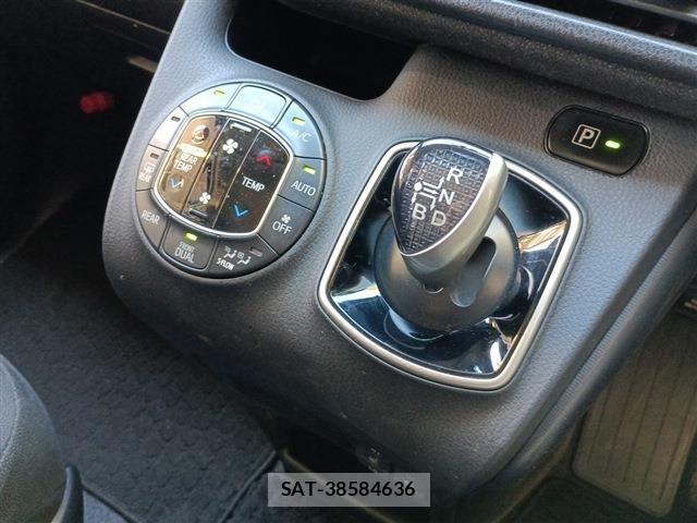 Toyota NOAH HYBRID 2015-05 7222820-12