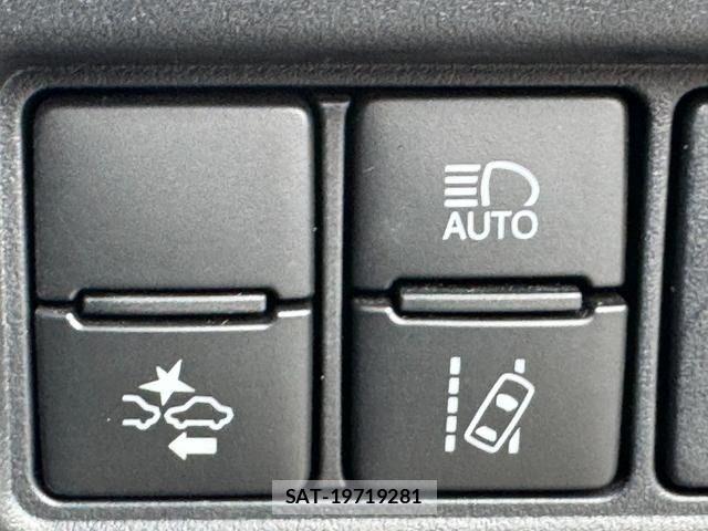 Toyota NOAH HYBRID 2018-01 7222824-21