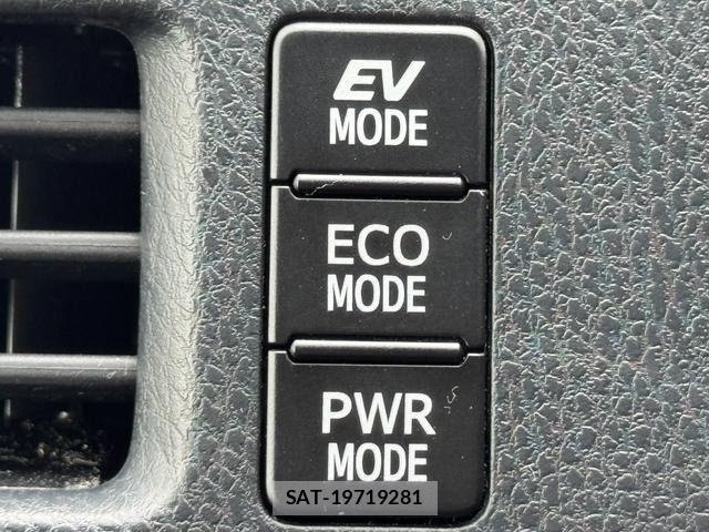 Toyota NOAH HYBRID 2018-01 7222824-25