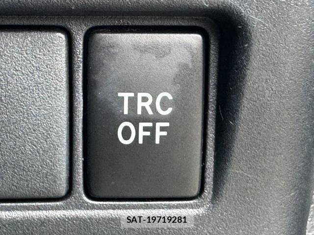 Toyota NOAH HYBRID 2018-01 7222824-26