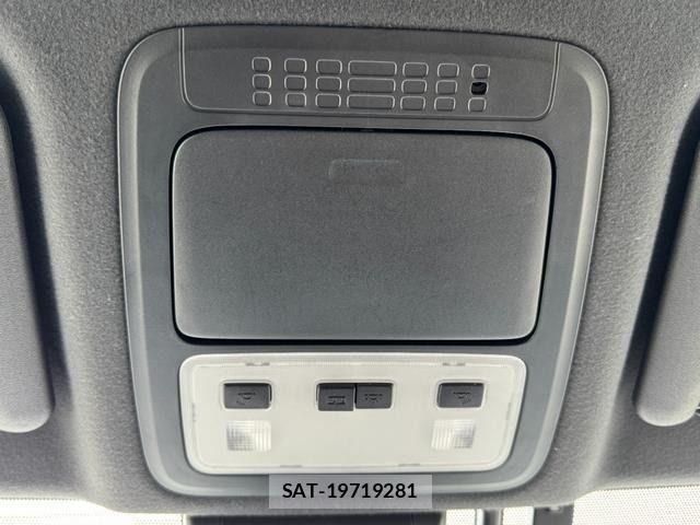 Toyota NOAH HYBRID 2018-01 7222824-28