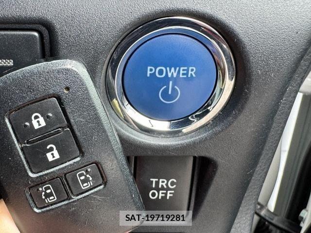 Toyota NOAH HYBRID 2018-01 7222824-29