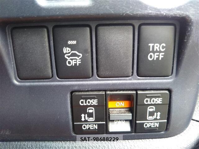 Toyota NOAH HYBRID 2015-11 7222822-10