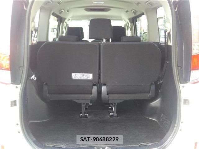 Toyota NOAH HYBRID 2015-11 7222822-23