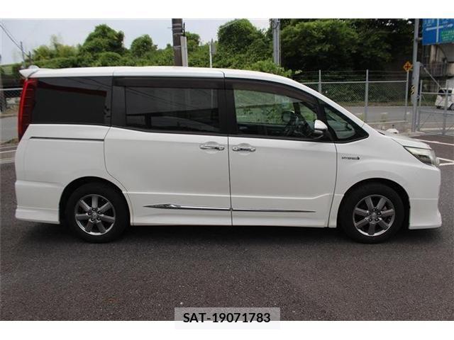 Toyota NOAH HYBRID 2016-02 7216614-9