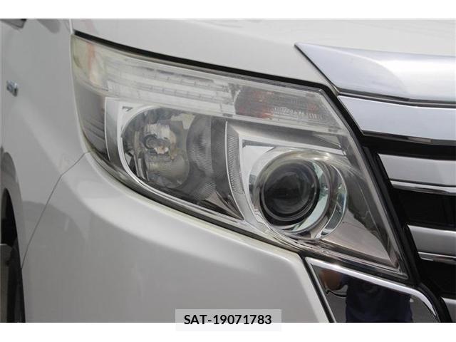 Toyota NOAH HYBRID 2016-02 7216614-15