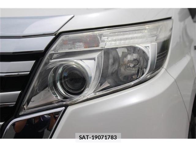 Toyota NOAH HYBRID 2016-02 7216614-17