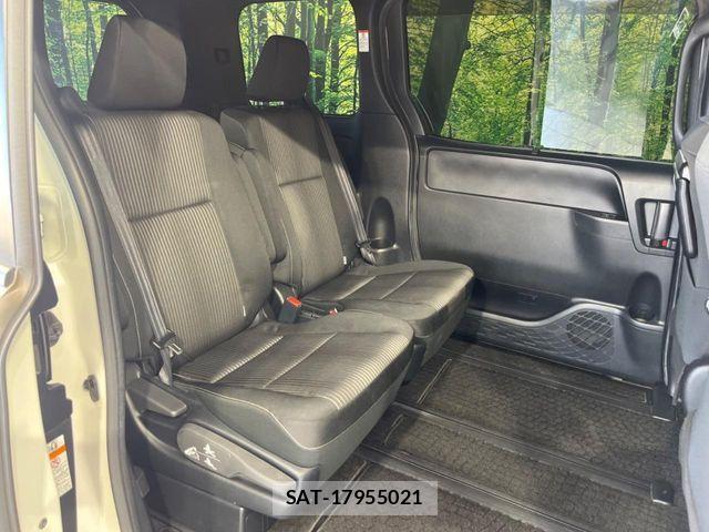 Toyota NOAH HYBRID 2020-02 7217296-8