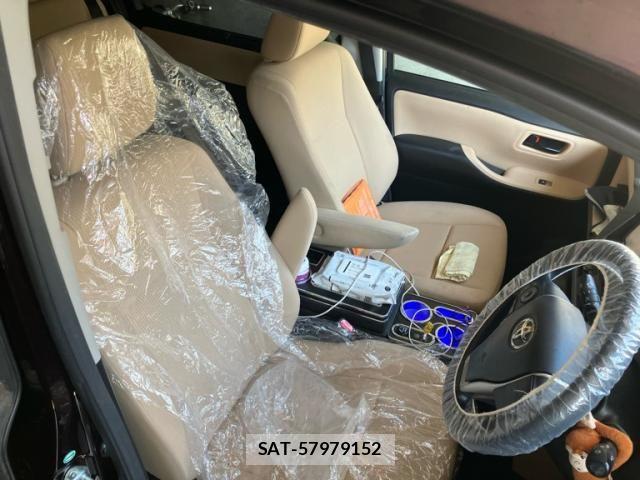 Toyota NOAH HYBRID 2015-07 7328982-15