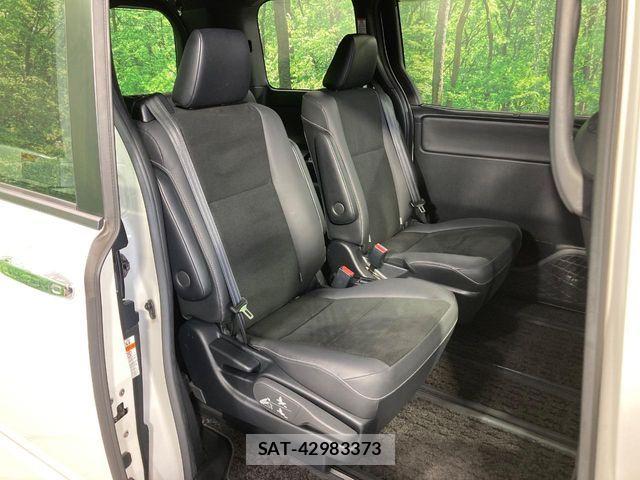 Toyota NOAH HYBRID 2019-07 7328974-8
