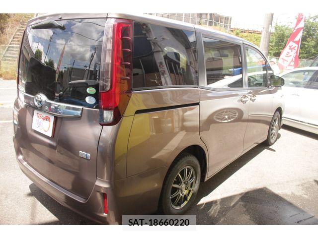 Toyota NOAH HYBRID 2014-07 7456393-15