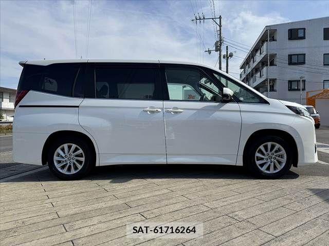 Toyota NOAH HYBRID 2022-06 7456389-11