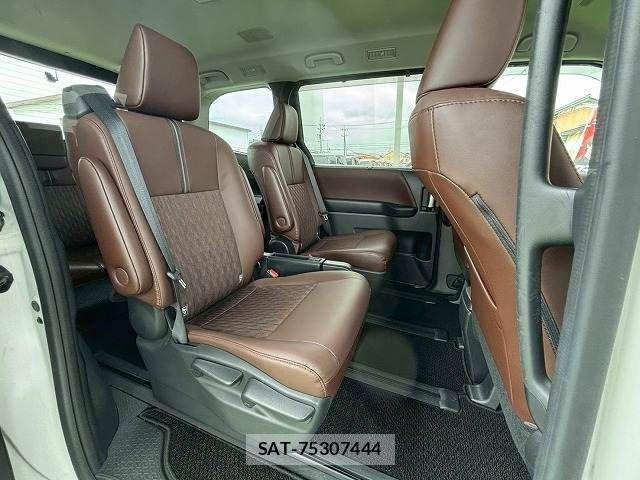 Toyota NOAH HYBRID 2023-04 7501942-12