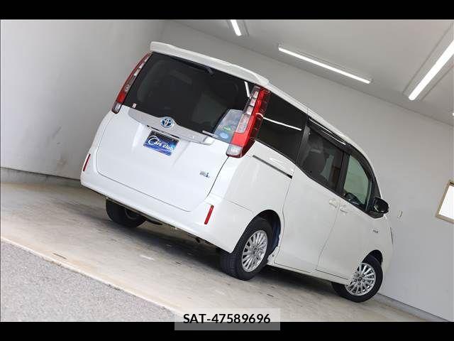 Toyota NOAH HYBRID 2015-09 7501948-11
