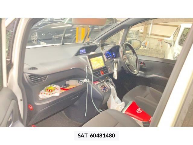 Toyota NOAH HYBRID 2015-08 7618804-12