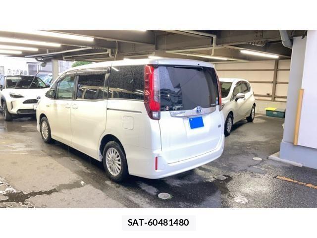 Toyota NOAH HYBRID 2015-08 7618804-2