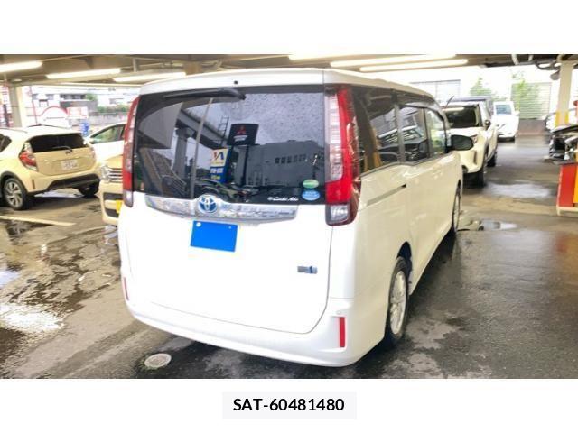 Toyota NOAH HYBRID 2015-08 7618804-3