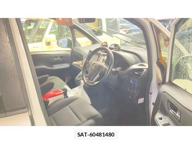 Toyota NOAH HYBRID 2015-08 7618804-4