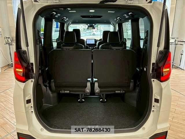 Toyota NOAH HYBRID 2022-08 7726609-12