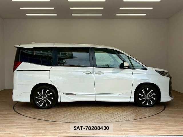 Toyota NOAH HYBRID 2022-08 7726609-14