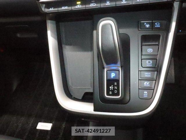 Toyota NOAH HYBRID 2022-04 7963007-22