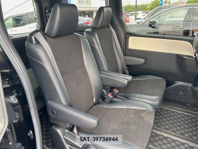 Toyota NOAH HYBRID 2017-12 7980359-9