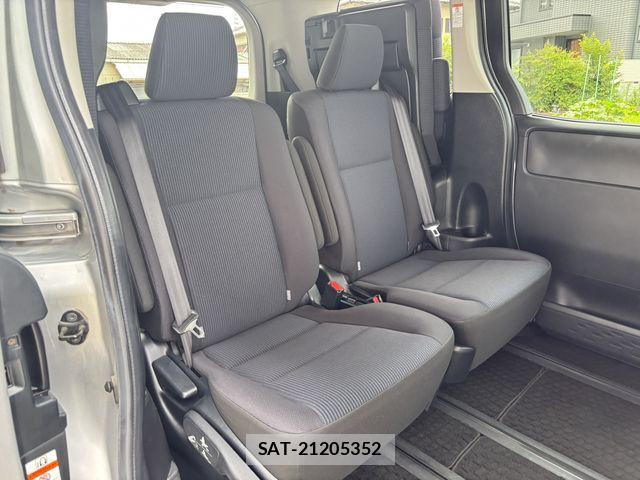 Toyota NOAH HYBRID 2018-04 7980361-12