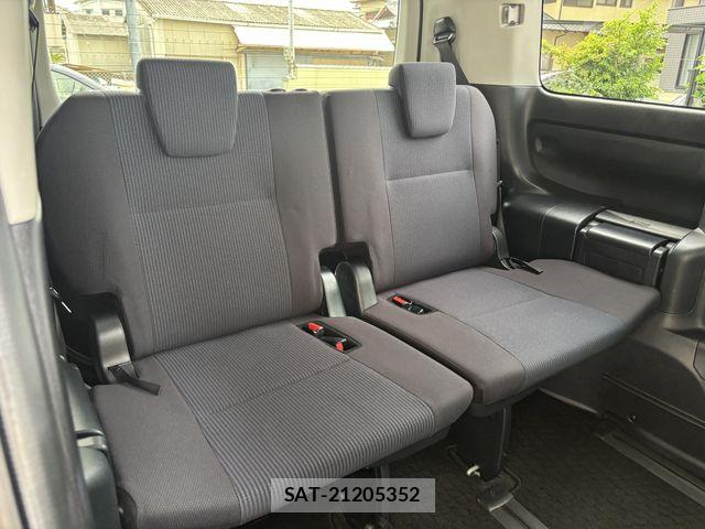 Toyota NOAH HYBRID 2018-04 7980361-15