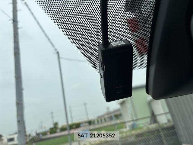 Toyota NOAH HYBRID 2018-04 7980361-24
