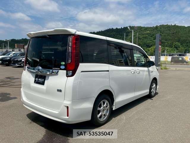 Toyota NOAH HYBRID 2015-12 8037275-18