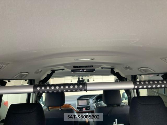 Toyota NOAH HYBRID 2014-09 8037282-15